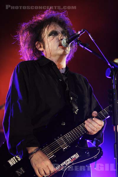 THE CURE - 2005-08-13 - SAINT MALO - Fort de St Pere - Robert James Smith